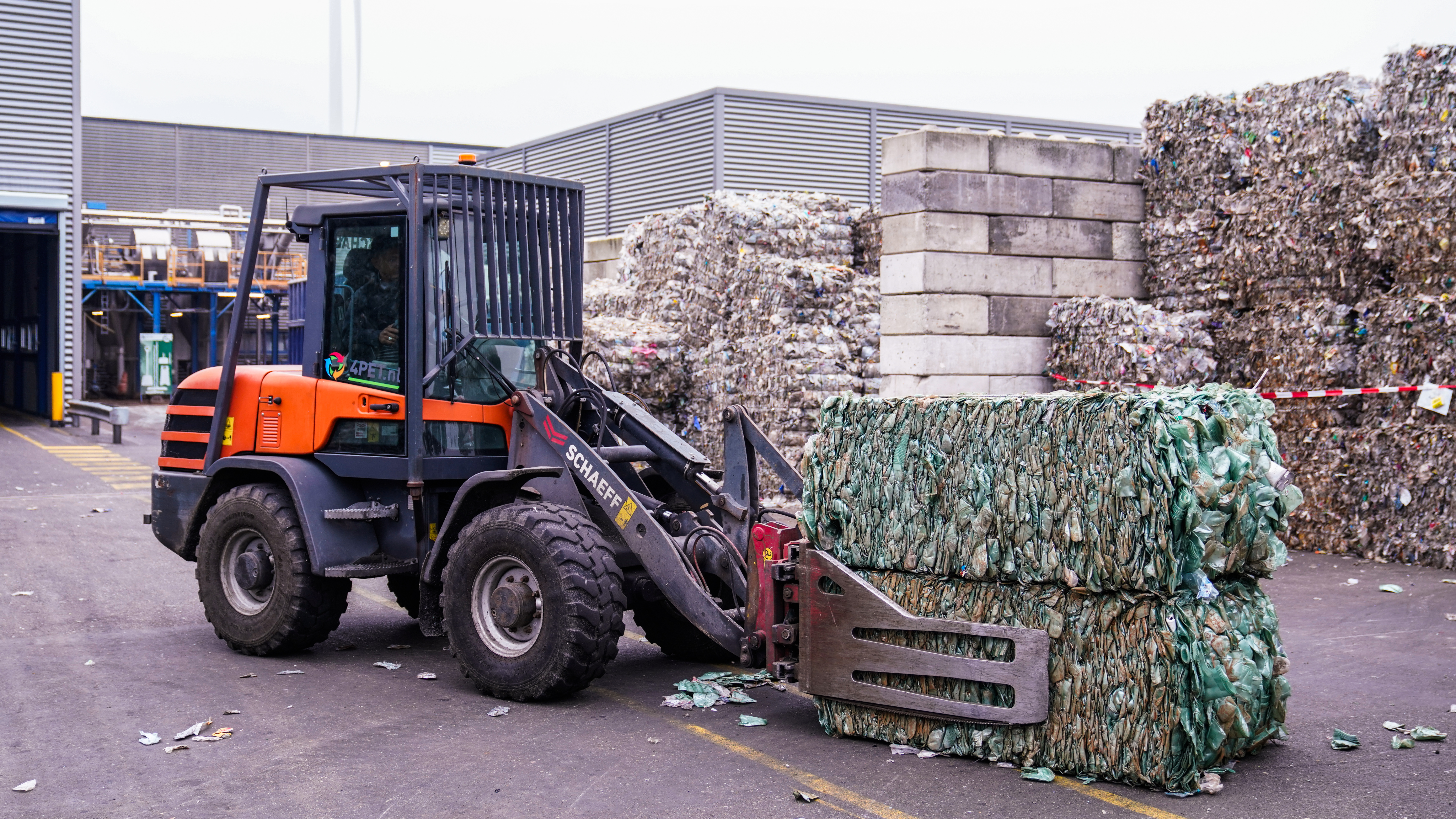 Cirrec_bales_feeding (1)