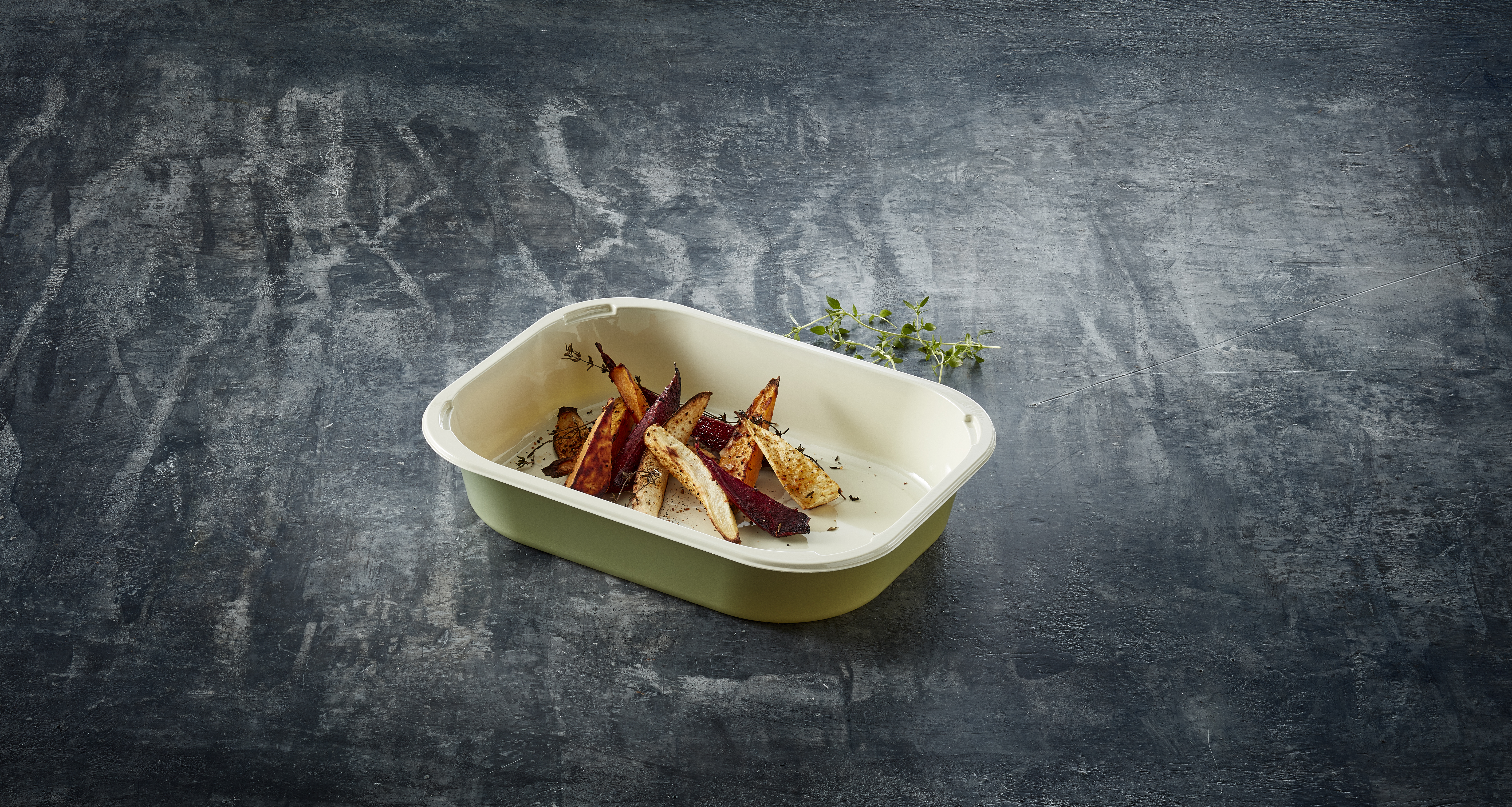 Green and cream PET Dual colour tray with vegetables